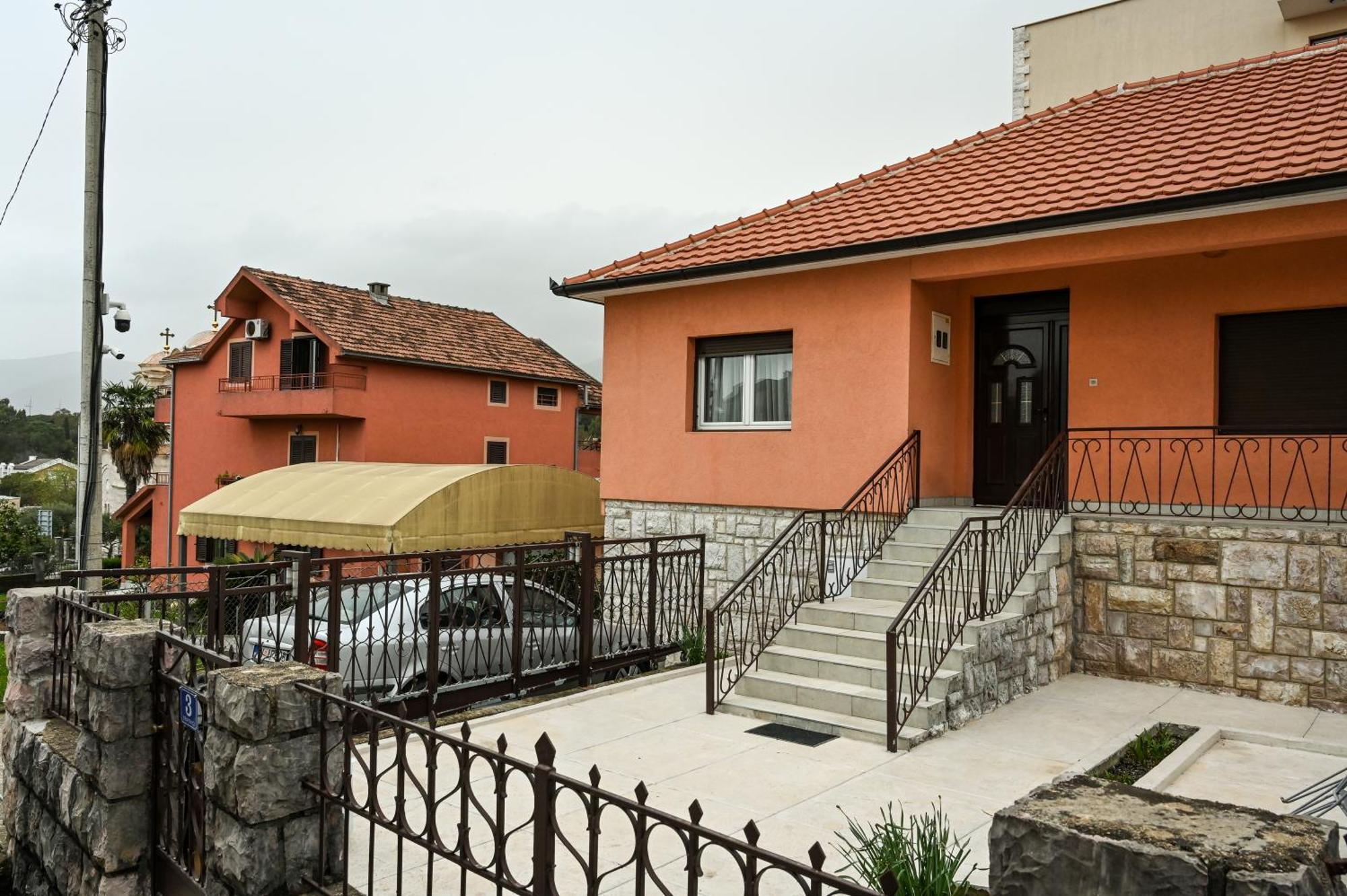 Porto Azzurro Apartments Тиват Экстерьер фото